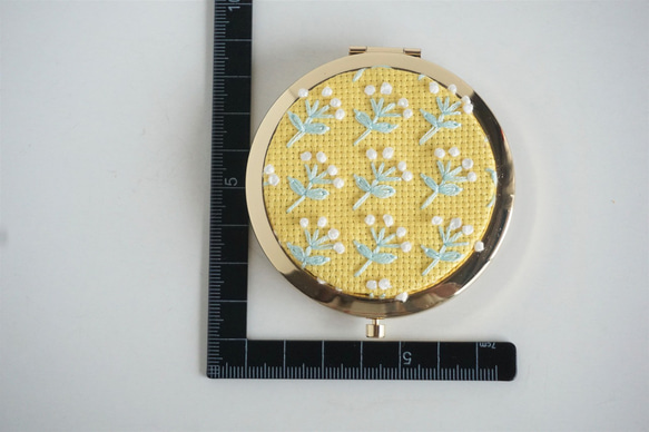 【受注制作】刺繍コンパクトミラー「花03」 3枚目の画像