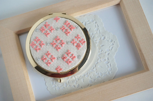 【受注制作】刺繍コンパクトミラー「花04」 1枚目の画像