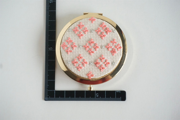 【受注制作】刺繍コンパクトミラー「花04」 3枚目の画像