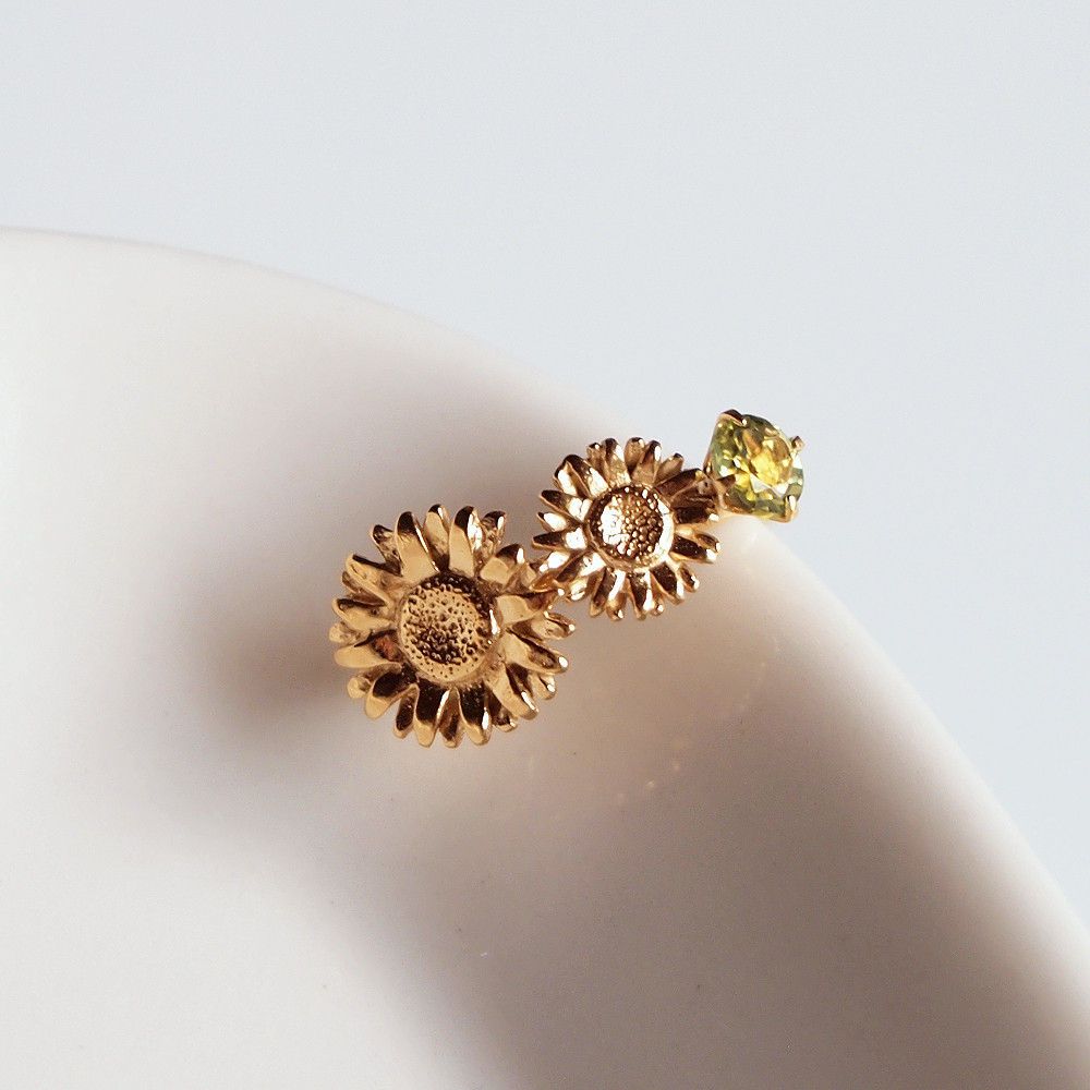 向日葵ひまわりのイヤーカフ　片耳用　ペリドット付き