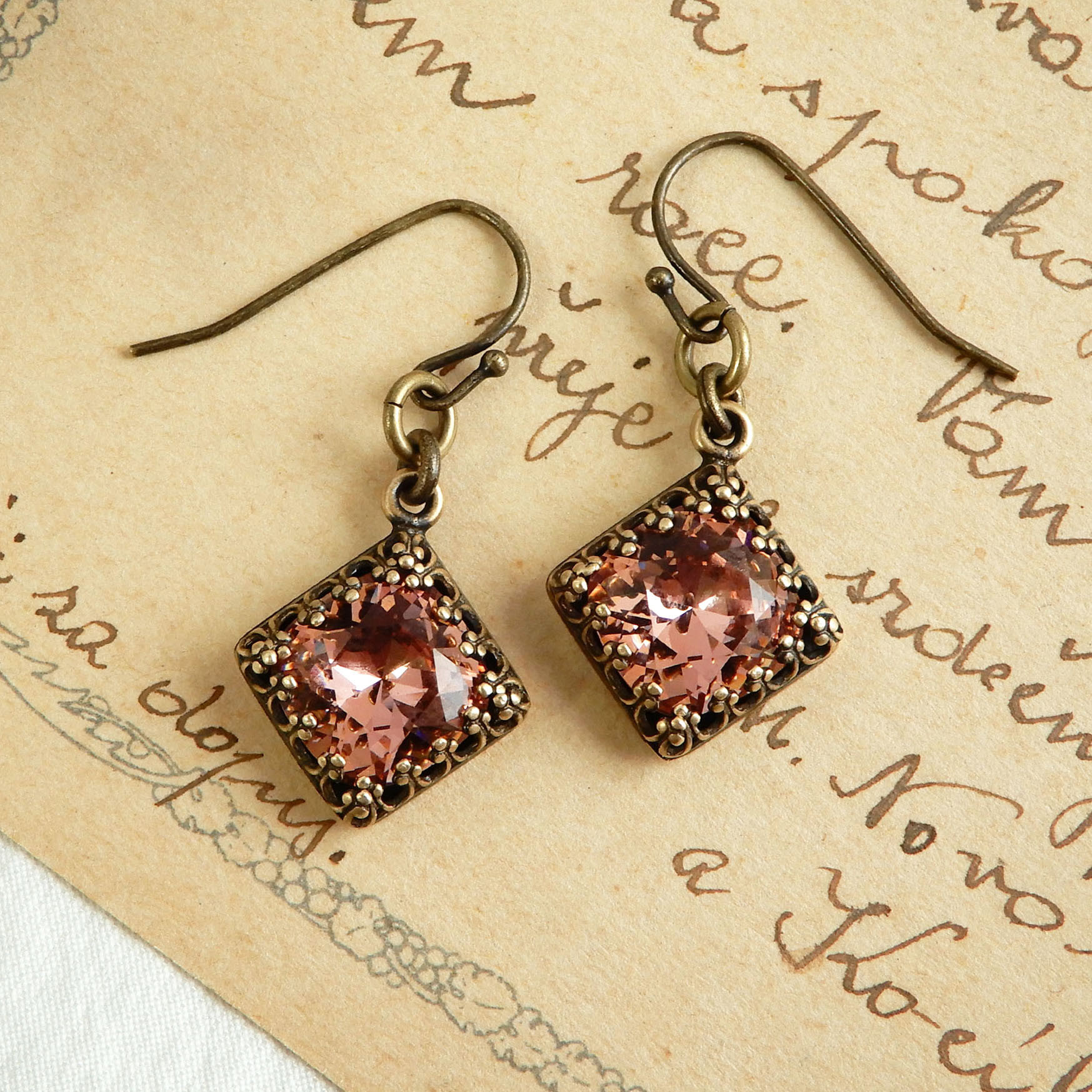 ブラッシュローズ(くすみピンク)｜イスラエル金具使用 スクエア高品質クリスタル・アンティーク風ピアス(イヤリング)