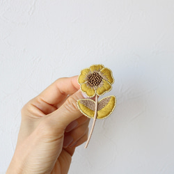 【レトロなお花のブローチ】(マスタードイエロー)オートクチュール刺繍ブローチ 5枚目の画像