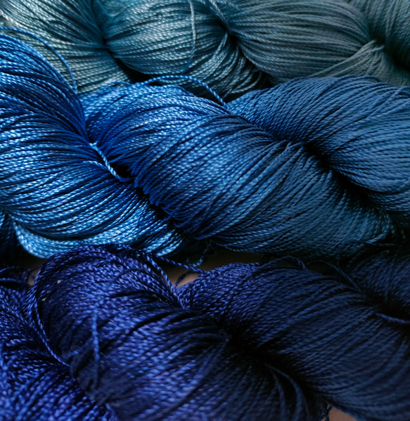 絹糸　草木染「藍染」極太　１カセ　シルク100％  天然染料 かがり糸 刺繍糸 組み紐 つづれ糸　青　インディゴブルー 5枚目の画像
