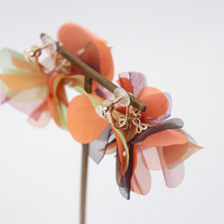 SAKUSAKU お花を集めた耳飾り　大ぶり　ハロウィンカラー 4枚目の画像