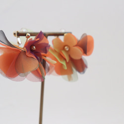 SAKUSAKU お花を集めた耳飾り　大ぶり　ハロウィンカラー 3枚目の画像