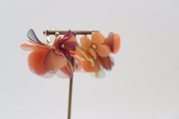 SAKUSAKU お花を集めた耳飾り　大ぶり　ハロウィンカラー 3枚目の画像