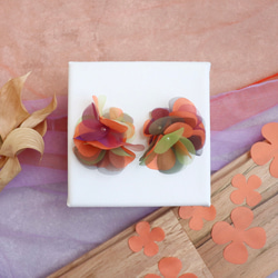 SAKUSAKU お花を集めた耳飾り　大ぶり　ハロウィンカラー 2枚目の画像