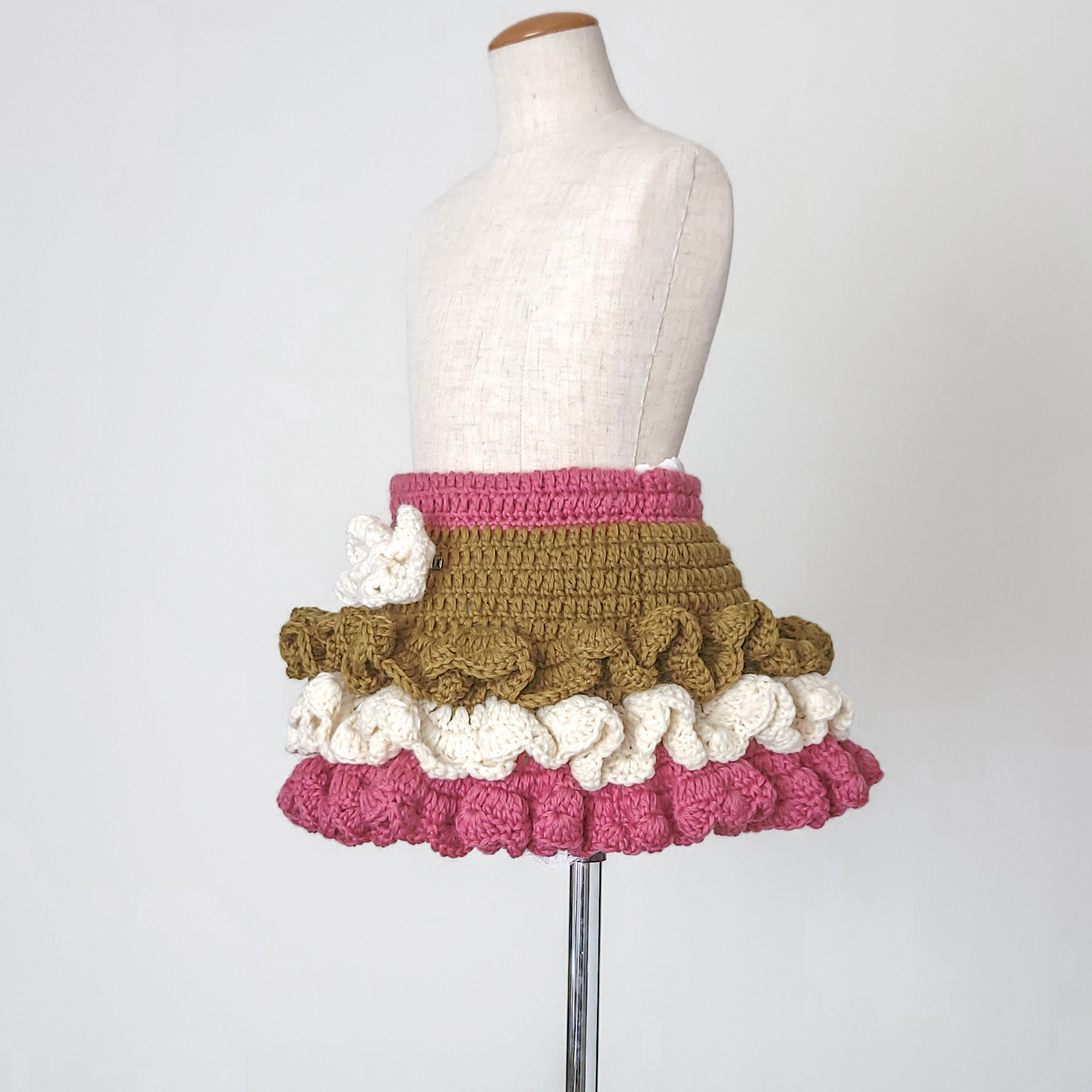 【S】手編みのふりふり3段フリルスカート 若草色×白×桃色 ande.nutteru/アンデヌッテル