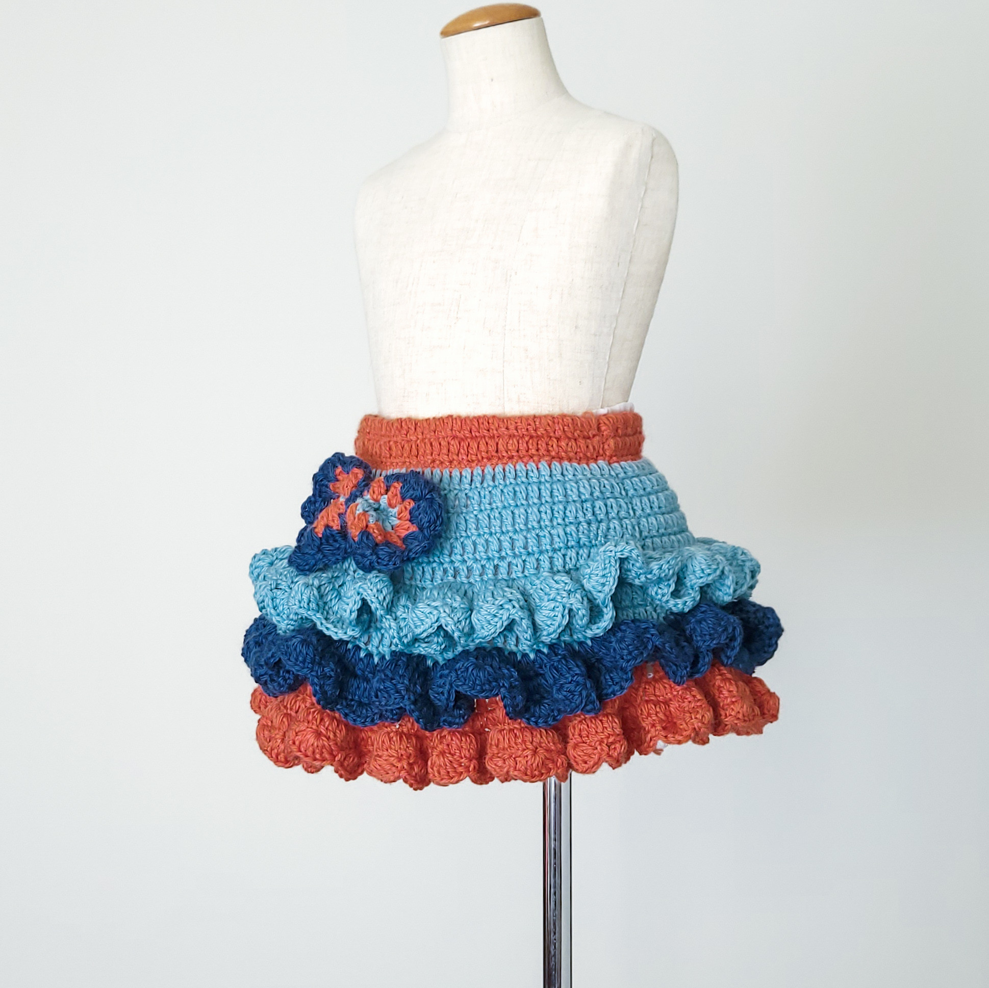 【S】手編みのふりふり3段フリルスカート 水色×紺×オレンジ ande.nutteru/アンデヌッテル