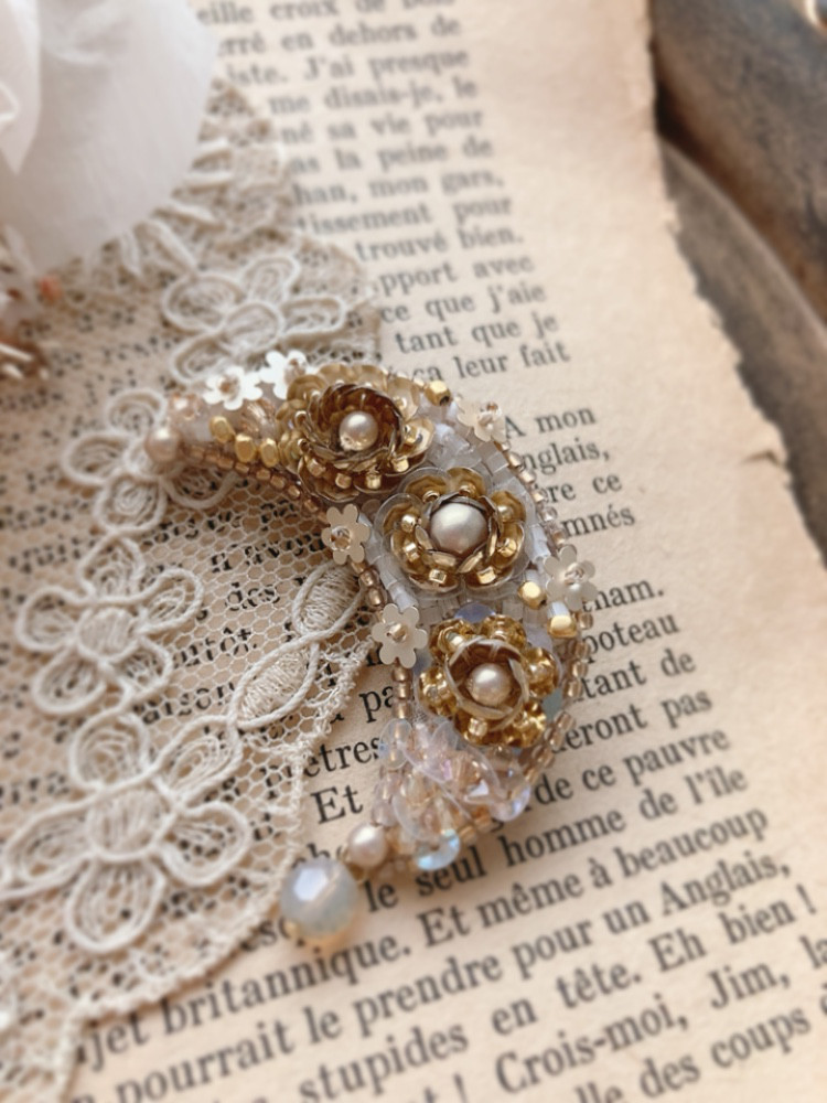 オートクチュール刺繍〜三日月ブローチ・アンティークゴールド