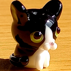 新型です(ω) とんぼ玉の黒白猫 C 2枚目の画像