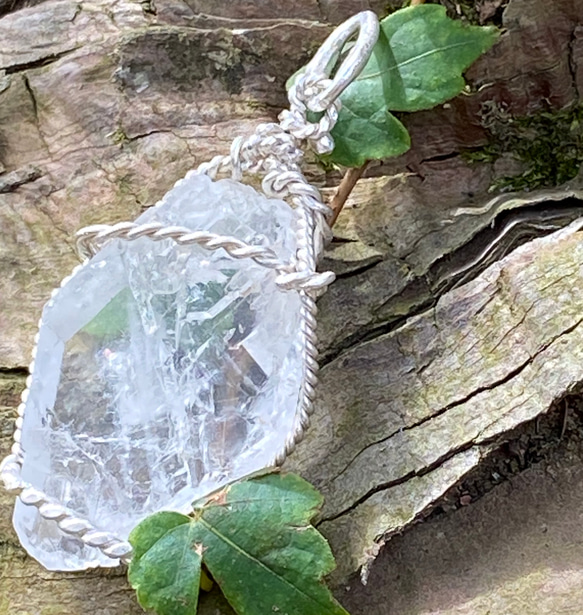 ファーデン水晶の原石と純銀のペンダントトップ 5枚目の画像