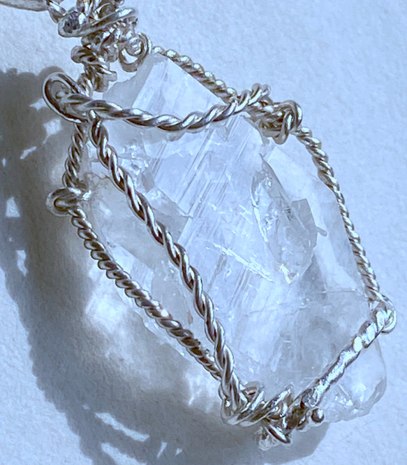 ファーデン水晶の原石と純銀のペンダントトップ 2枚目の画像