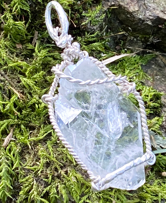 ファーデン水晶の原石と純銀のペンダントトップ 7枚目の画像