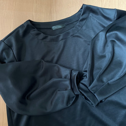 秋の黒ニットシルク混ボリューム袖Aラインブラウス 6枚目の画像