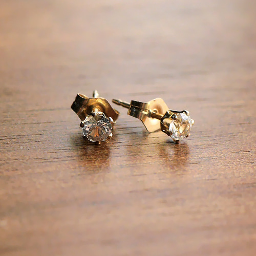 ピアス☆ロシア産フェナカイト（3.4mm）14kgf ピアス（スタッド