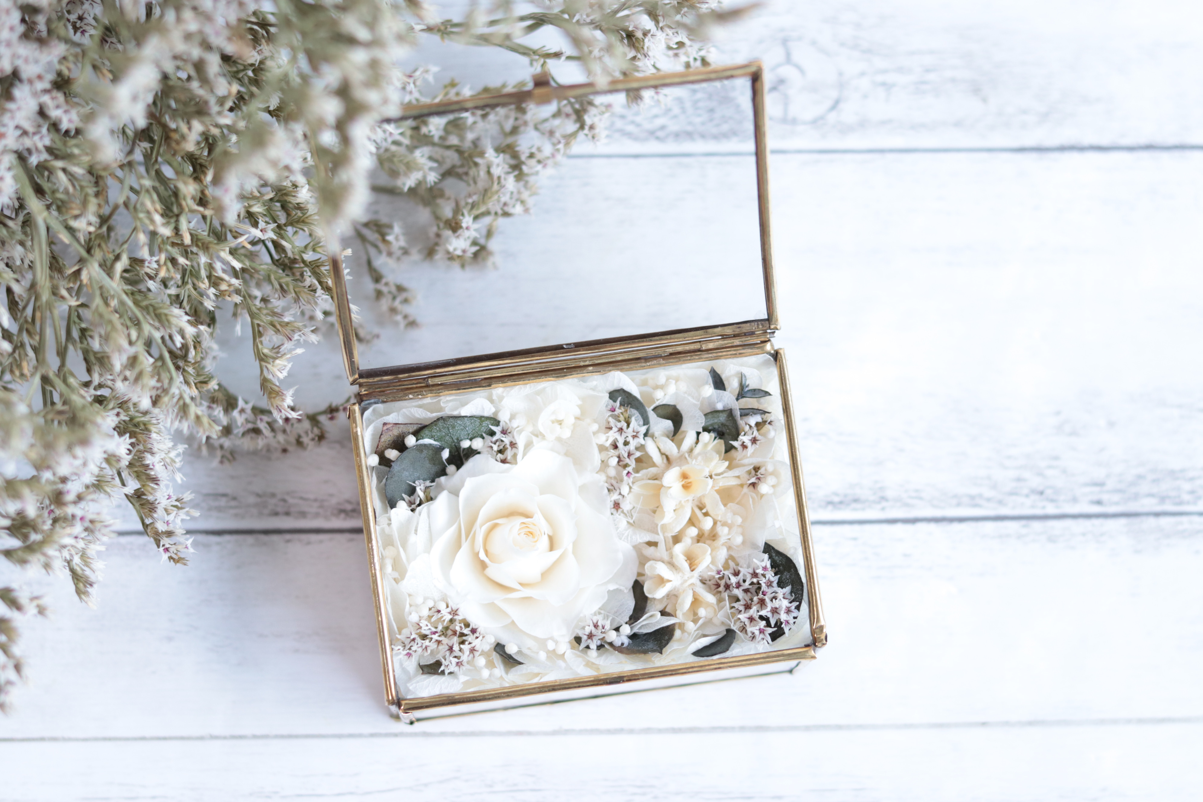 【カラーオーダーＯＫ】“一輪のバラ：ホワイト&ユーカリ”＊アンティーク長方形小箱のリングピロー＊プリザーブドフラワー 4,828円