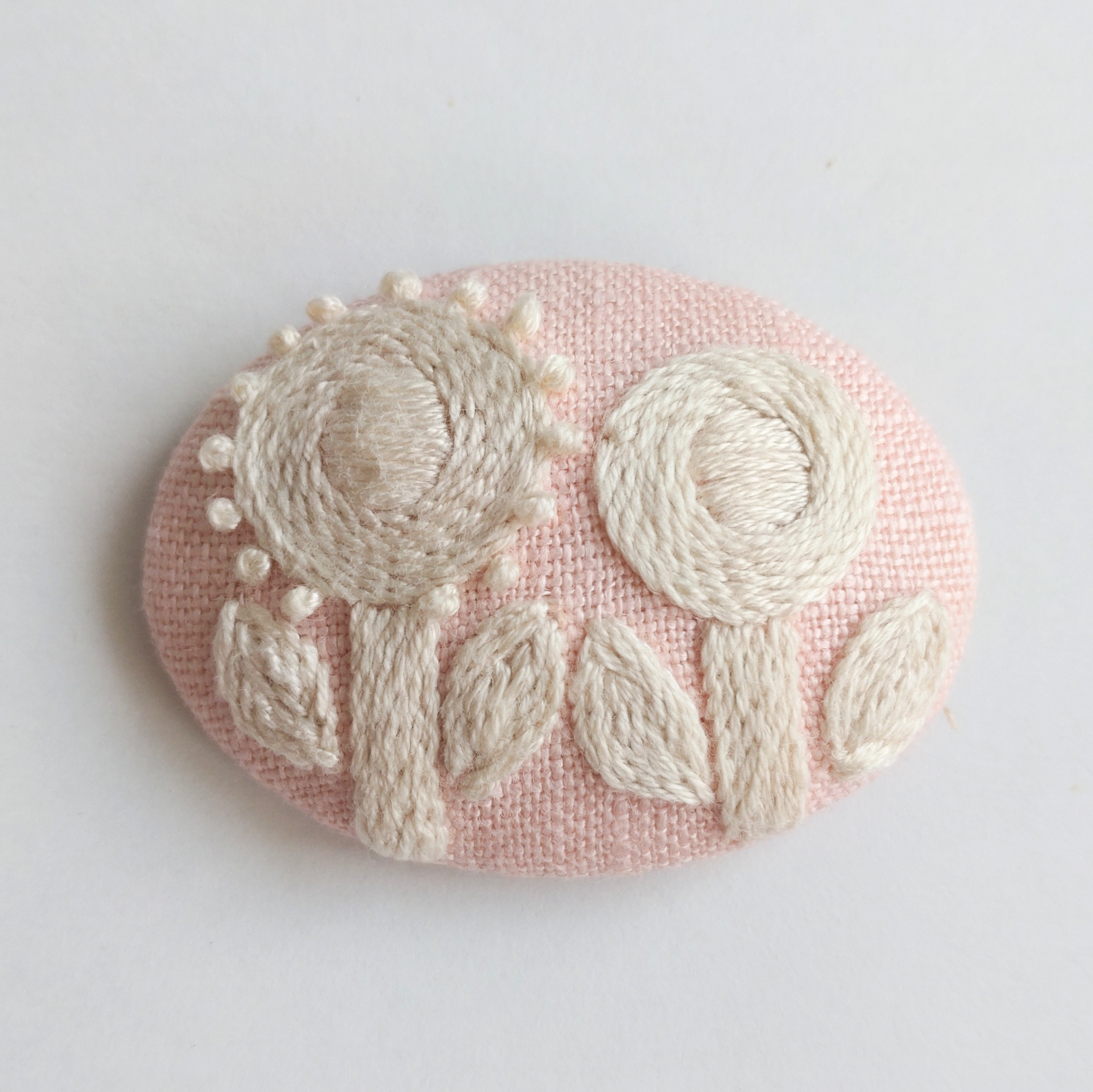 北欧風お花の刺繍ブローチ【hokuo】h140