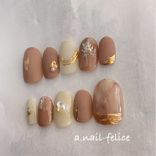 モカブラウンのきらきらジュエリーネイル ネイルチップ（つけ爪） a