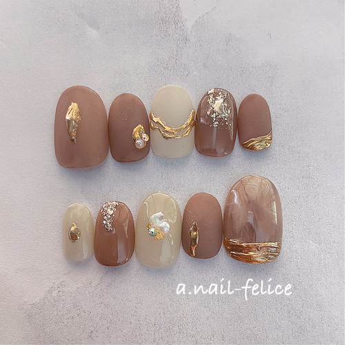 モカブラウンのきらきらジュエリーネイル ネイルチップ（つけ爪） a