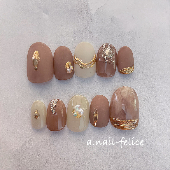 モカブラウンのきらきらジュエリーネイル ネイルチップ（つけ爪） a