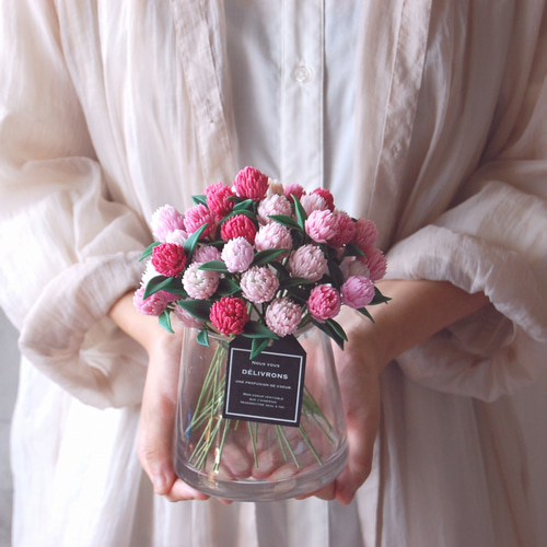 粘土のお花】千日紅をシンプルガラスボトルに飾って・・・約19センチ