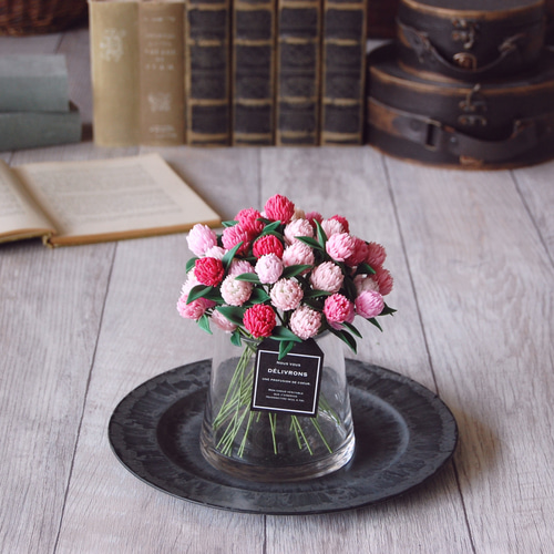 粘土のお花】千日紅をシンプルガラスボトルに飾って・・・約19センチ