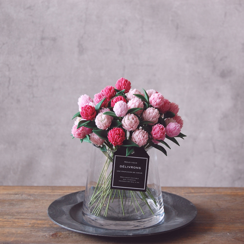 粘土のお花】千日紅をシンプルガラスボトルに飾って・・・約19センチ