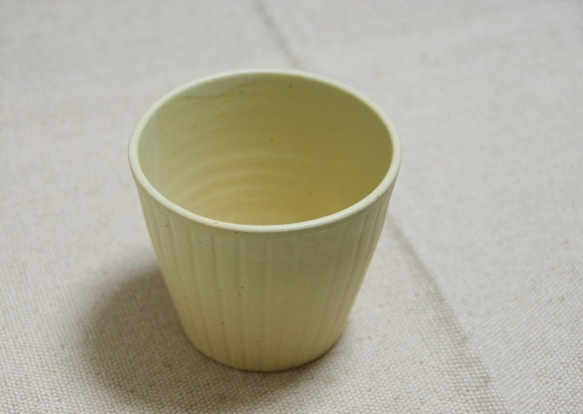 クリーム色のフリーカップ(鎬) 2枚目の画像