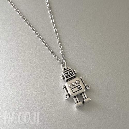 忘れ去られたロボットのネックレス 古びた小さな機械の人形 銀古美