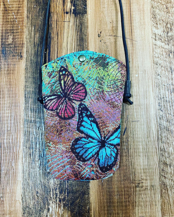 ゴブラン織りのシンプルなスマホポーチ　花と蝶 4枚目の画像