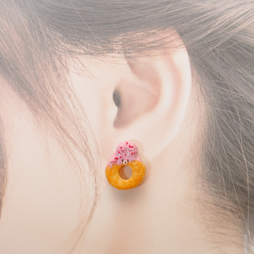 うさちゃんのいちごドーナツ ピアス/イヤリング 金具変更相談可 ピアス 