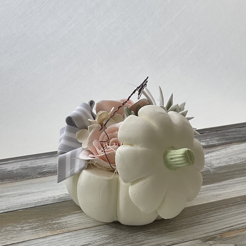 ハロウィンアレンジ クレイフラワーのホワイトパンプキン アート