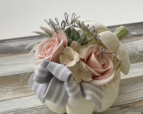 ハロウィンアレンジ クレイフラワーのホワイトパンプキン アート