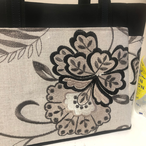 少し大き目なトートバック インポート刺繡生地×黒系 トートバッグ  