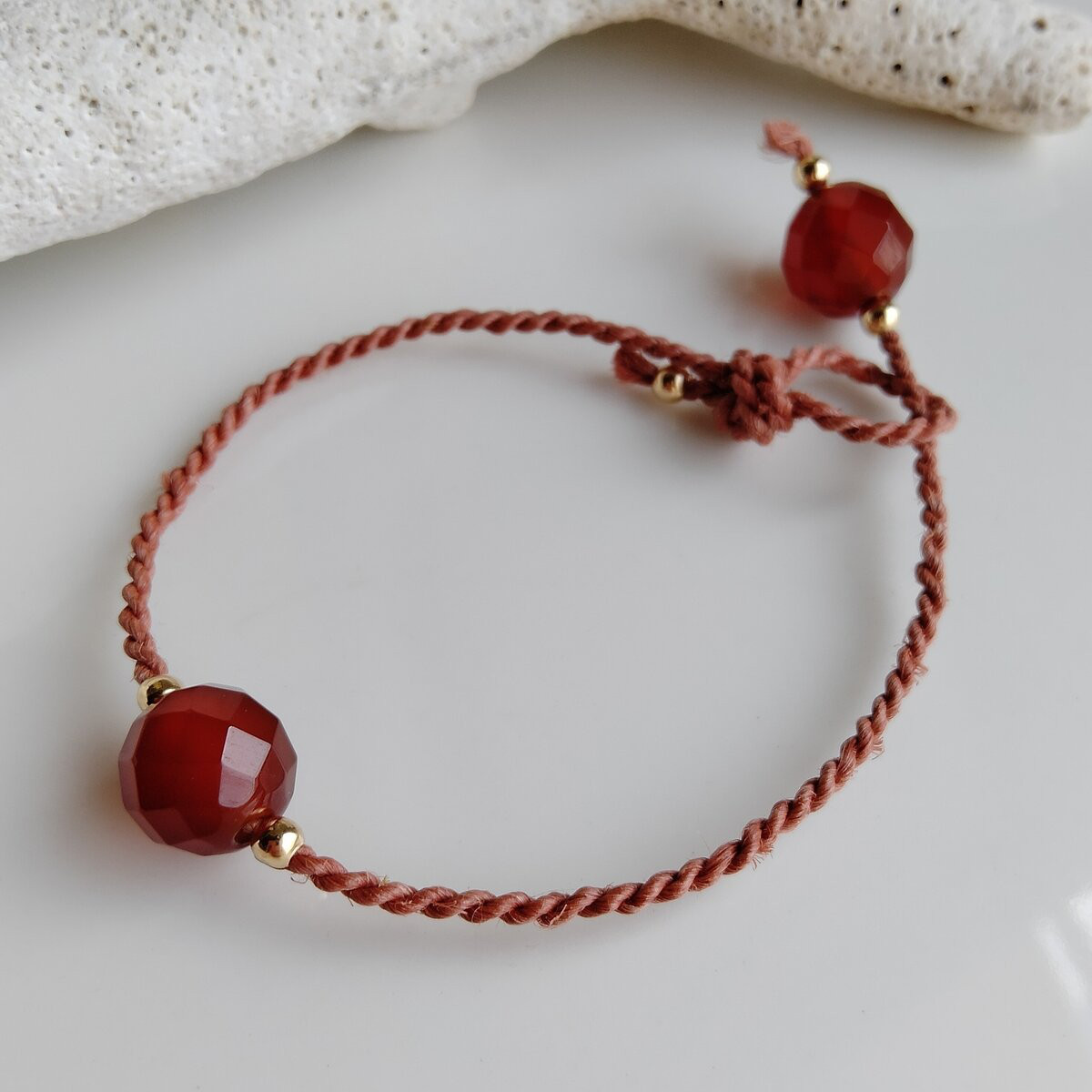 【14KGF】泥染め精麻＆レッドアゲートゴールドブレスレット◇ベンガラ染め手染め麻紐お守りヘンプアクセサリー天然石赤茜色
