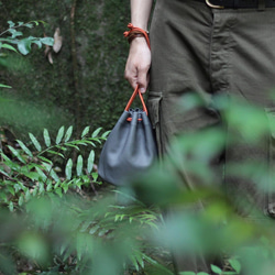 [當天發貨/免運費]手感良好的緊湊型抽繩袋 Kinchaku bag（灰色 × 橙色） 第10張的照片