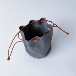 [當天發貨/免運費]手感良好的緊湊型抽繩袋 Kinchaku bag（灰色 × 橙色） 第8張的照片
