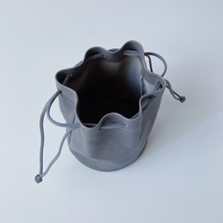 [當天發貨/免運費] 手感良好的緊湊抽繩袋 Kinchaku bag（灰色） 第8張的照片