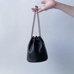 【即日発送／送料無料】手触りの良いコンパクトな巾着バッグ　Kinchaku bag (black × gold) 2枚目の画像