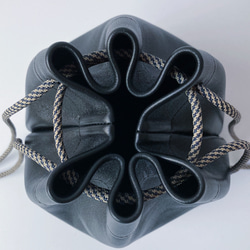 [當天發貨/免運費]手感極佳的緊湊型抽繩袋 Kinchaku bag（黑色 × 金色） 第4張的照片