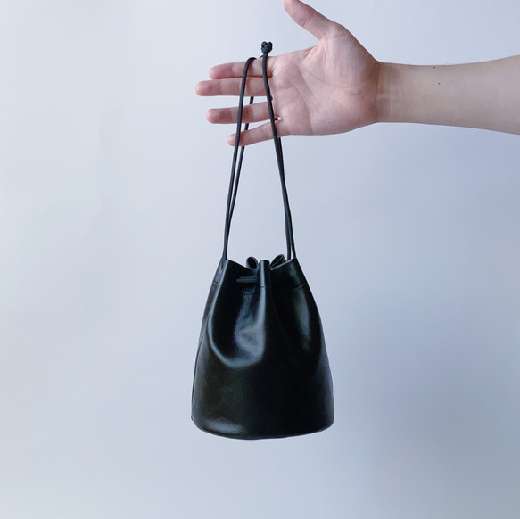 【即日発送／送料無料】手触りの良いコンパクトな巾着バッグ　Kinchaku bag (black) 2枚目の画像