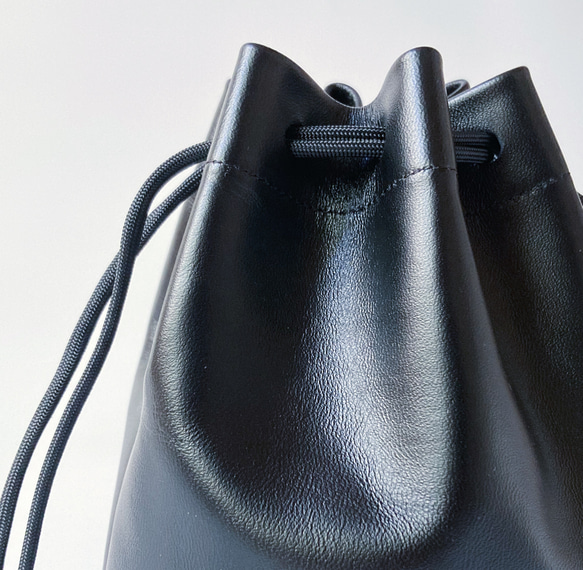 【即日発送／送料無料】手触りの良いコンパクトな巾着バッグ　Kinchaku bag (black) 3枚目の画像
