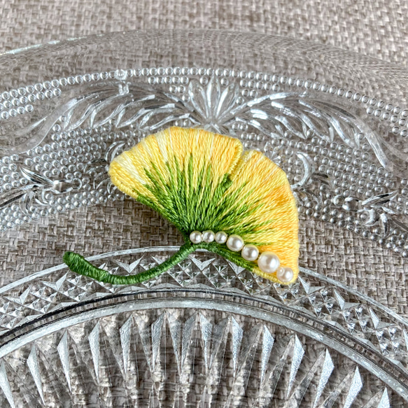 いちょうの手刺繍ブローチパール緑×黄 1枚目の画像