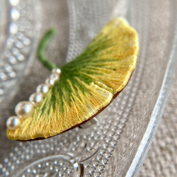 いちょうの手刺繍ブローチパール緑×黄 3枚目の画像