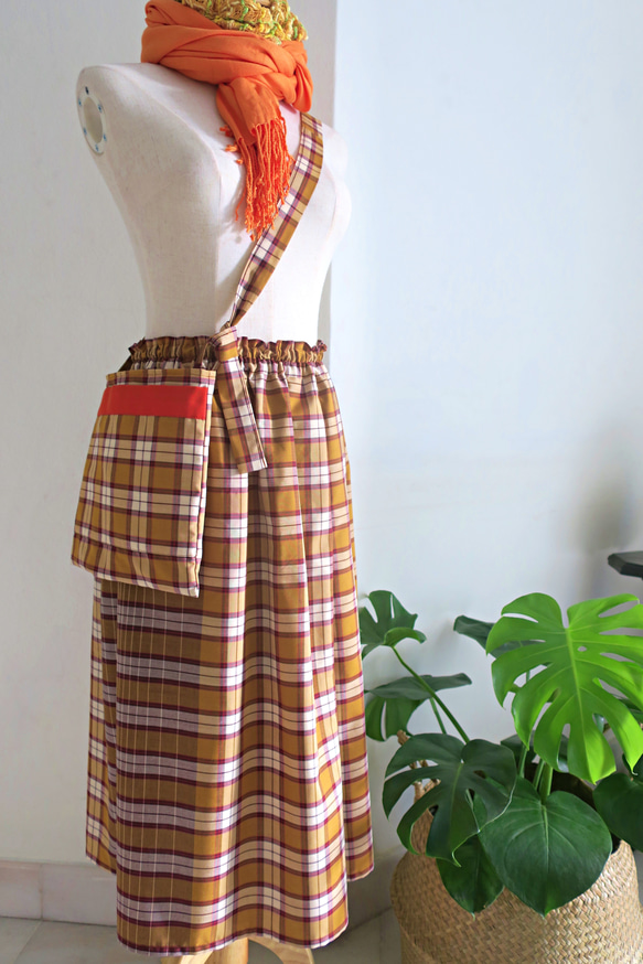 チェック柄・フレアスカートとサコッシュのセット（インドネシア布）（シンガポールから送料無料） 2枚目の画像