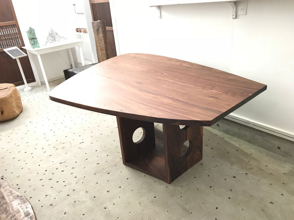 広葉樹154x113cm無垢材変形テーブル（M21type） 1枚目の画像