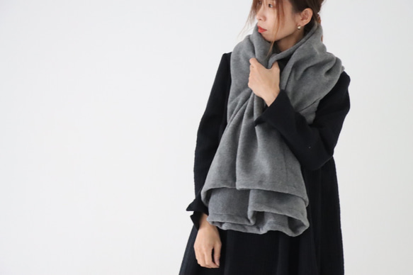 秋冬3way大人の高級メルトンフリースストール／ストールにもアウターにもブランケットにも使い方色々／グレー 7枚目の画像