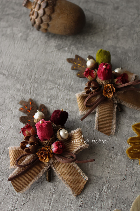 ゾーイ どんぐりのコサージュ オプションでネックレス、バッグチャーム