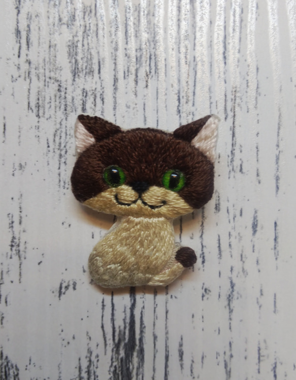キノコ猫　刺繍ブローチ 茶色　猫の日2023 2枚目の画像
